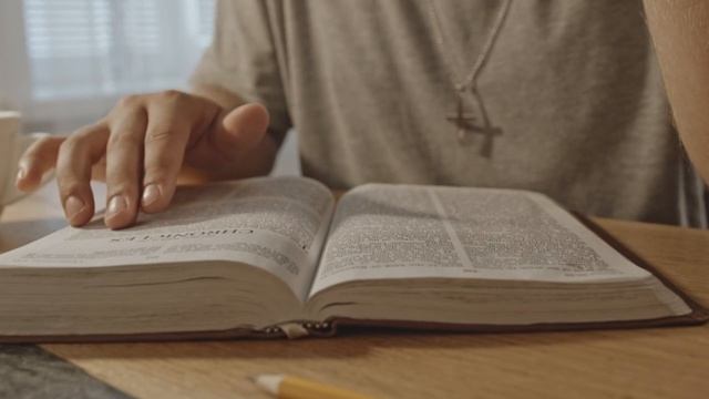 Salmos 51, 52 e 53 Arrependimento, Confiança e Súplica смотреть онлайн