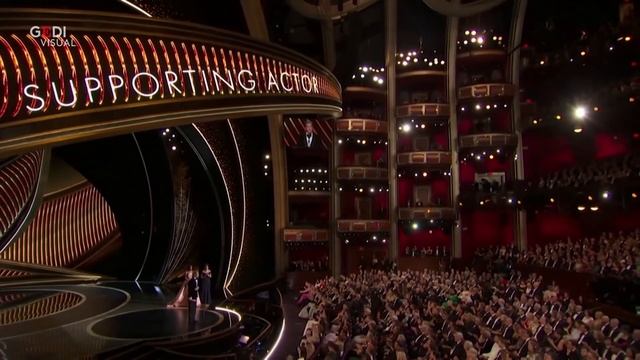 Oscar 2020, Brad Pitt ringrazia Leonardo DiCaprio e scherza: "Mi hai portato al successo" смотреть онлайн