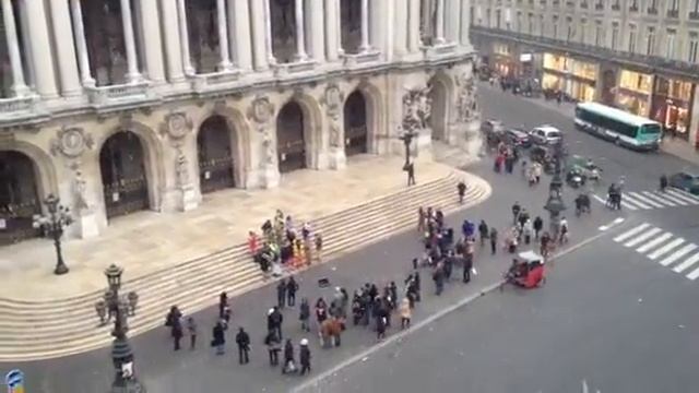 Musicians on the steps of l'Opera in Paris смотреть онлайн