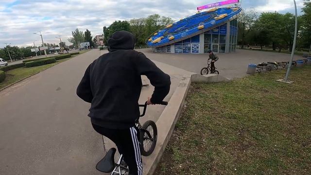 ПРОБУЕМ НОВЫЕ ТРЮКИ НА БМХ. НОЛИ БАР НА ПЛОСКАЧЕ... смотреть онлайн
