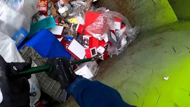 MASSIVE HAUL!! DUMPSTER DIVING AND TOOK IT ALL! FREE HAUL FEB 2023 смотреть онлайн