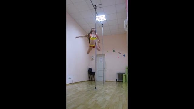 106 Елена Карасик Pole Dance Связочка на динамичном крутящемся пилоне 42 смотреть онлайн