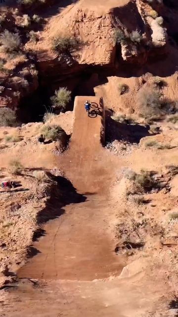 jumping over a canyon on a Mountain Bike 😧 смотреть онлайн