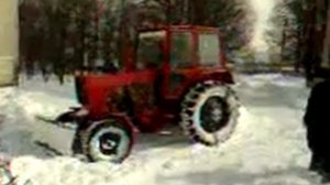 ЮМЗ чистит снег