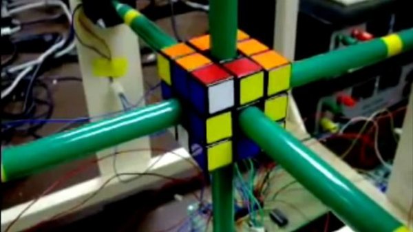 CubeStormer: Robot Solves Rubik's Cube in a Tick. Робот моментально собрал кубик Рубика