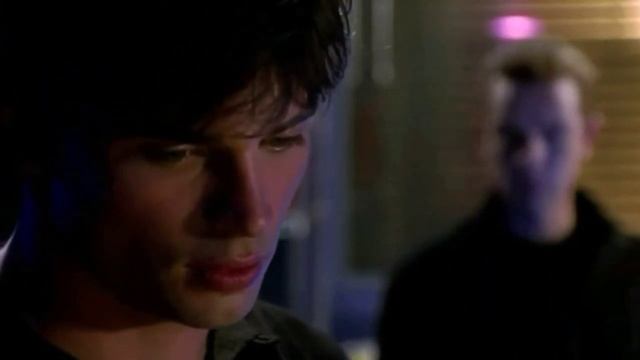 Clark Mira Como Lana Vampira Muerde a Chloe (SMALLVILLE:T.5/E.5: Latino) смотреть онлайн