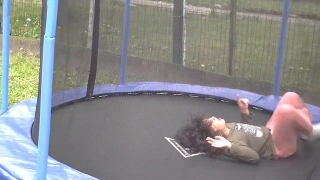 Saut en trampoline dans le jardin смотреть онлайн