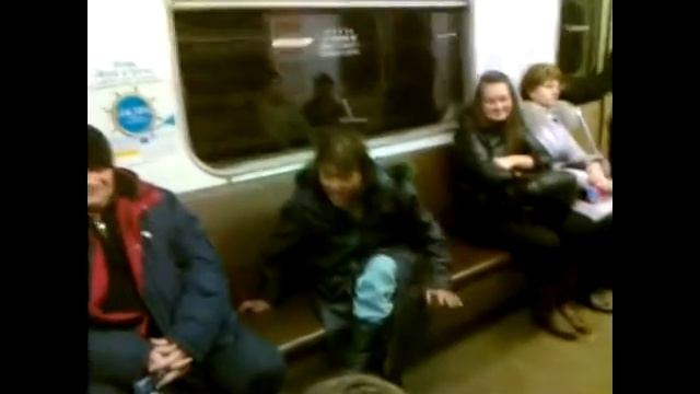 В метро народ разный - есть и такой! смотреть онлайн