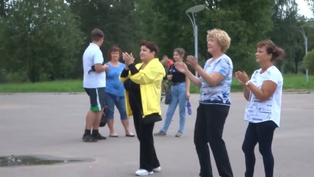 Зажигательный ФЛЕШМОБ на день физкультурника в г. Тихвине смотреть онлайн