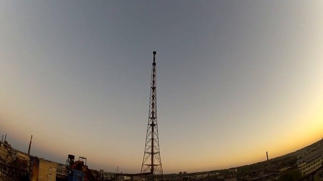 Парашютисты на трубе Хим.завода смотреть онлайн