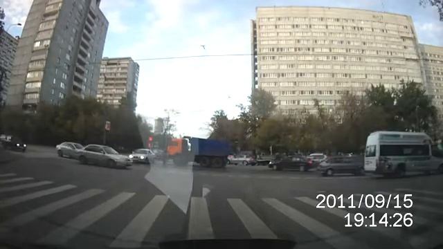 БМВ и Камаз делят дорогу смотреть онлайн