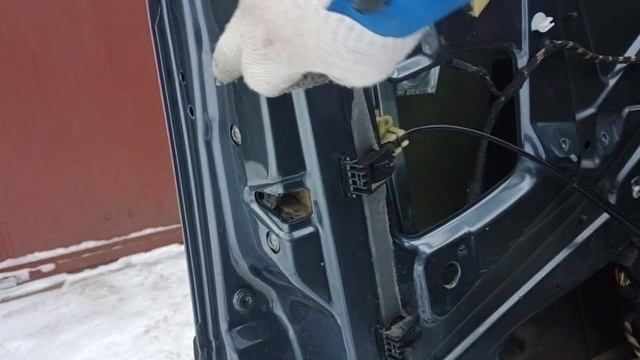 Замена тросика открывания двери. Skoda Octavia Tour A4. Снимаем обшивку двери.