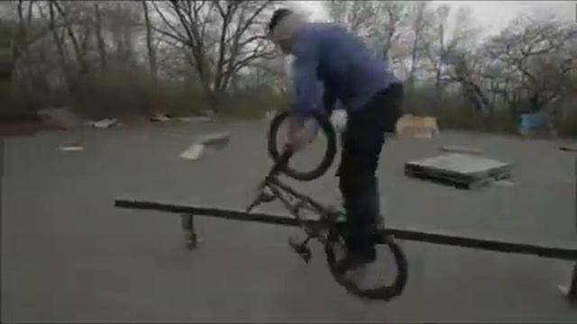Необычные трюки на велике BMX смотреть онлайн