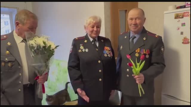 Полицейские Каменска-Уральского поздравляют женщин с 8 Марта смотреть онлайн