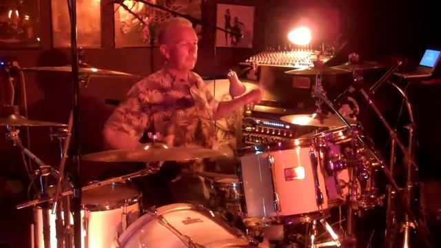 Drumming to ELO смотреть онлайн