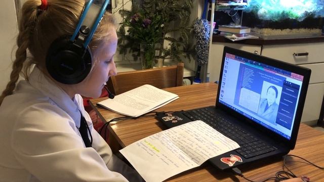 Анастасия Тараненко защищает свой проект на конкурсе "Отечество". смотреть онлайн