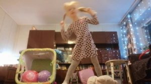 Танец под песню косички — Эмилия