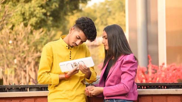 Cute Girlfriend 😍 ने दिया एतने बरी Gift 🎁 | On Public Prank смотреть онлайн