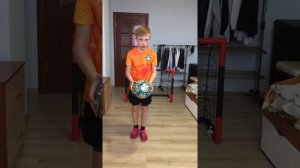 Учимся набивать мяч №1