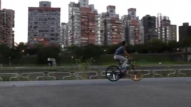 SiU-Bike, make a smile life! (結合IoT物聯網科技的微笑互動U-Bike) смотреть онлайн
