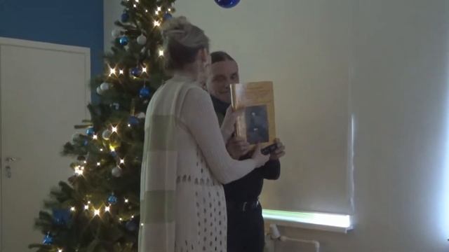 Господин Родригез дарит библиотеке ТЭФФИ книгу смотреть онлайн