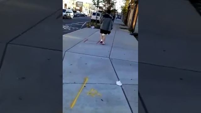 Crack head lady walking and swing смотреть онлайн