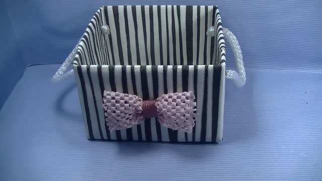 КОРОБКА ДЛЯ ХРАНЕНИЯ СВОИМИ РУКАМИ .Декор коробки полосатыми обоями . смотреть онлайн