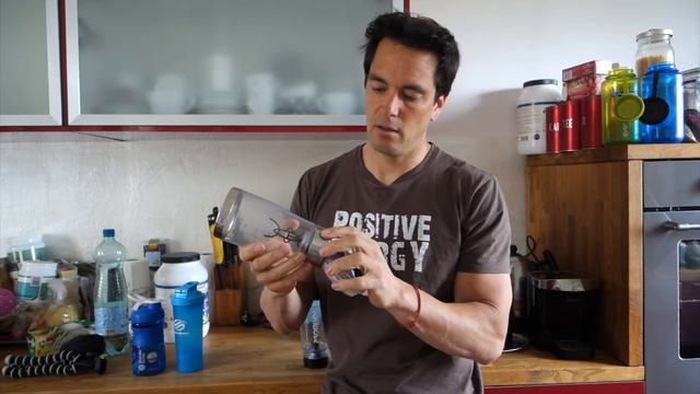 4 Eiweiß Shaker im Test - Blender Bottle, SmartShake, Promixx & Co. - #30 2min Fitness Knowhow смотреть онлайн