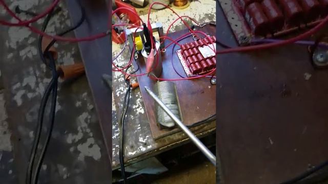 DC Tank Driven Oscillator showing massive charge buildup between primary wraps.. смотреть онлайн