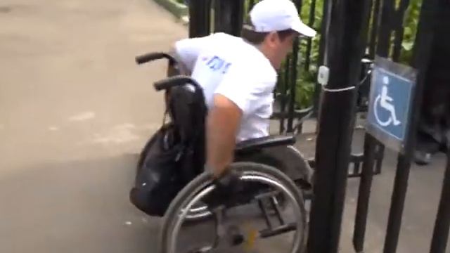 Председатель клуба колясочников Биробиджана проинспектировал улицу Шолом-Алейхема (РИА Биробиджан) смотреть онлайн