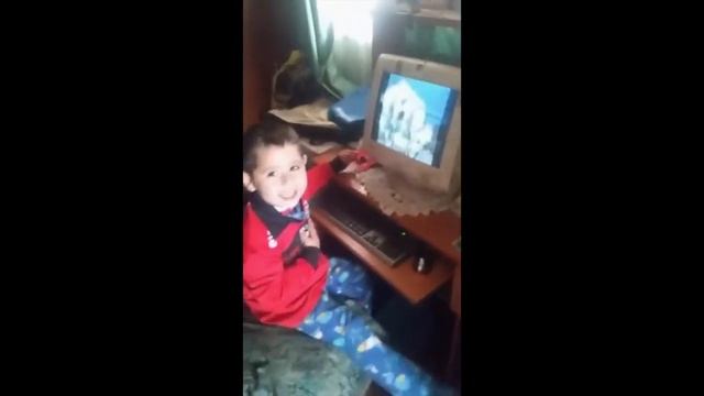 Niño de 4 años se emociona con himno de S. Wanderers смотреть онлайн