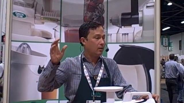 How to Juice and Make Date Macadamia Nut Roll Dessert in the Green Star Elite Juicer смотреть онлайн