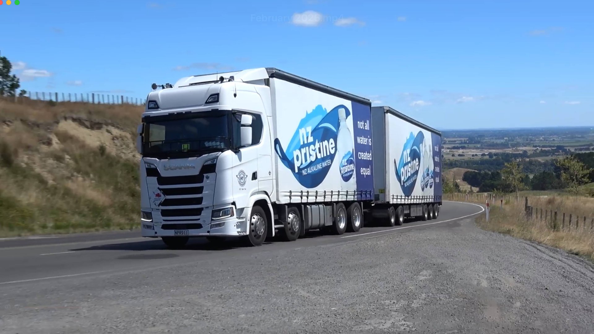 Движение грузовиков по дороге (2025) Новая Зеландия