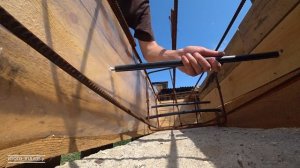 Укрепляем опалубку армопояса.