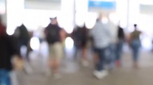 Футаж Люди идут размытие