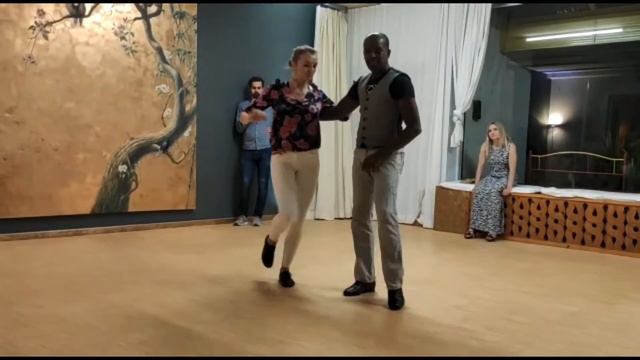 Salsa Figure Intermediate Tutorial Julio y Cori Dance Salsa cubana #1 смотреть онлайн