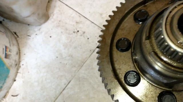 Como sacar el conjunto diferencial de la caja de cambios del chevy c2 para cambio de baleros смотреть онлайн