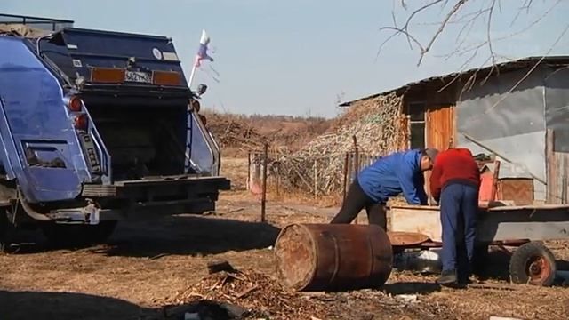 Вывозят мусор в Новотроицком смотреть онлайн