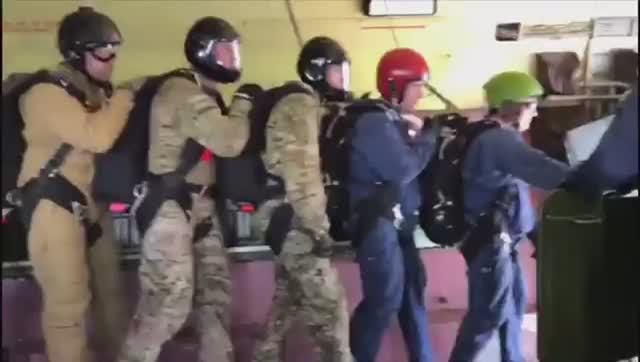 Ан-12. Полет со сбросом парашютистов.