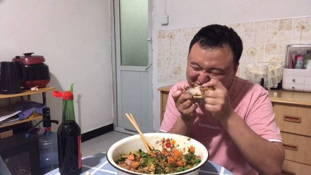 3斤豪华炒饭，配1斤猪蹄，一顿狂吃，香到爽翻天！【cram阿强】 смотреть онлайн