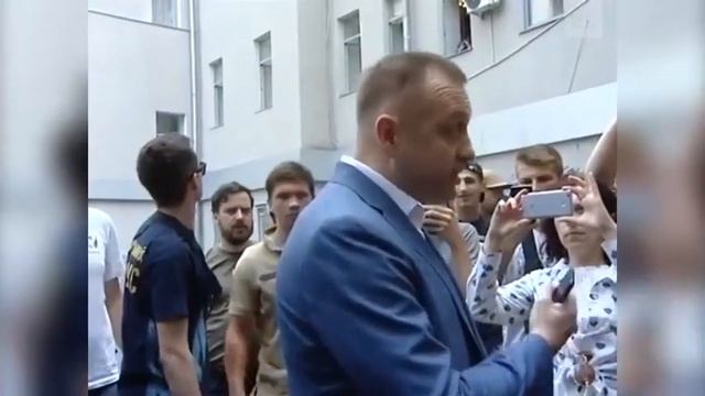 Чиновника выбросили в мусорный бак1 смотреть онлайн