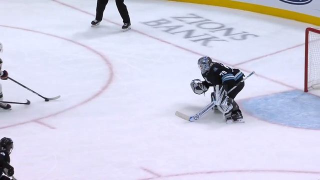 Годро диких Фредерика делает пару шагов по скользким цель и Юта