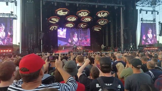 Kiss short clip Lick it up - Tons of rock 27/06/2019 смотреть онлайн