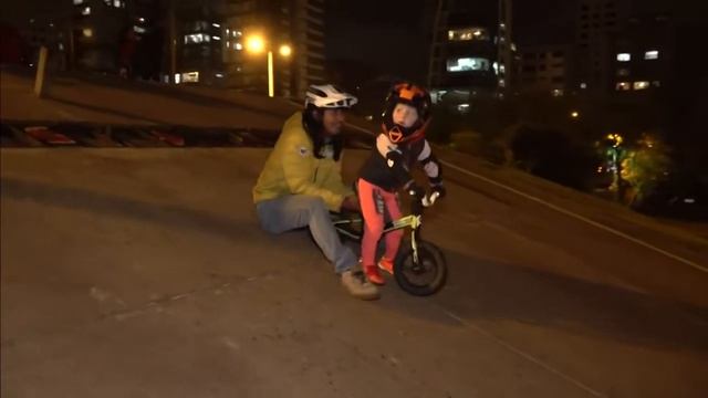 Un mini campeón - Con 6 años es un crack en BMX смотреть онлайн