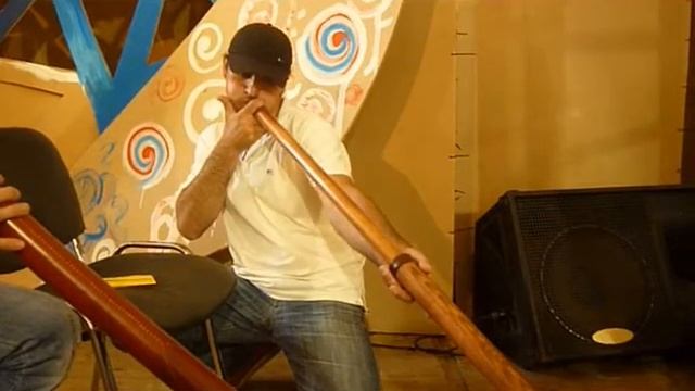 Исполнитель на диджериду Руслан Чергик. Didjeridoo player. смотреть онлайн