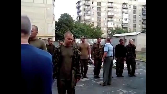 г.Снежное.Пленные украинские солдаты.Уборка улиц. смотреть онлайн