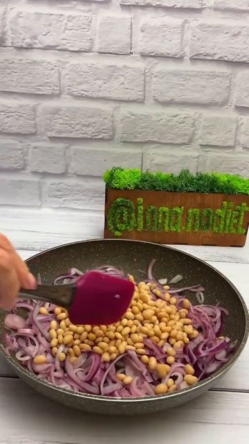 Теплий салат з консервованої квасолі