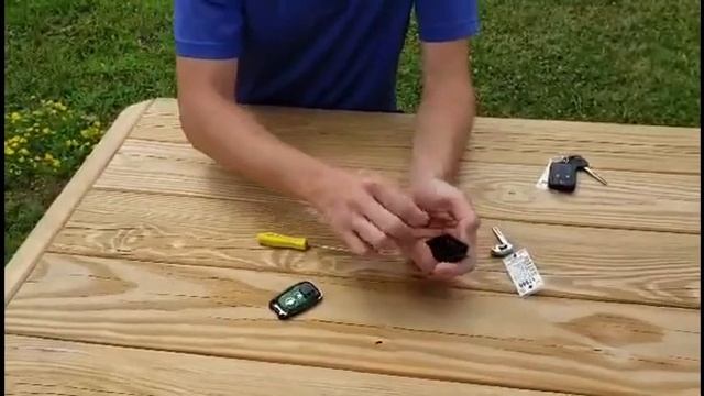 Changing the battery in your GM Key Fob Part 3 смотреть онлайн