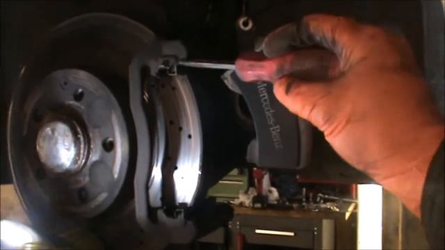 Mercedes W204 2012 C Class front brake pads removal and replacement смотреть онлайн
