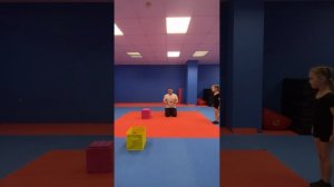 Колесо для детей. Подводящие упражнения для колеса или переворот боком.